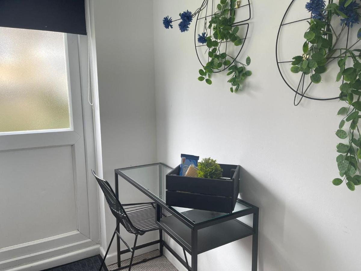 Lovely 1 Bed Home Near Hospital, With Parking & Garden Work Contractor Leisure, Sapphire CBG Eksteriør bilde
